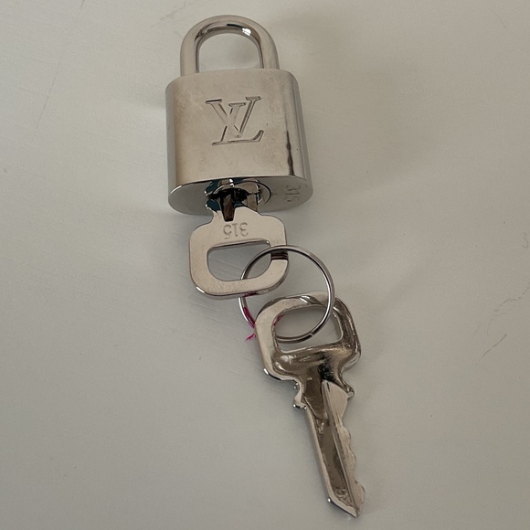 LV Padlock & Key EUC - Picture 1 of 3